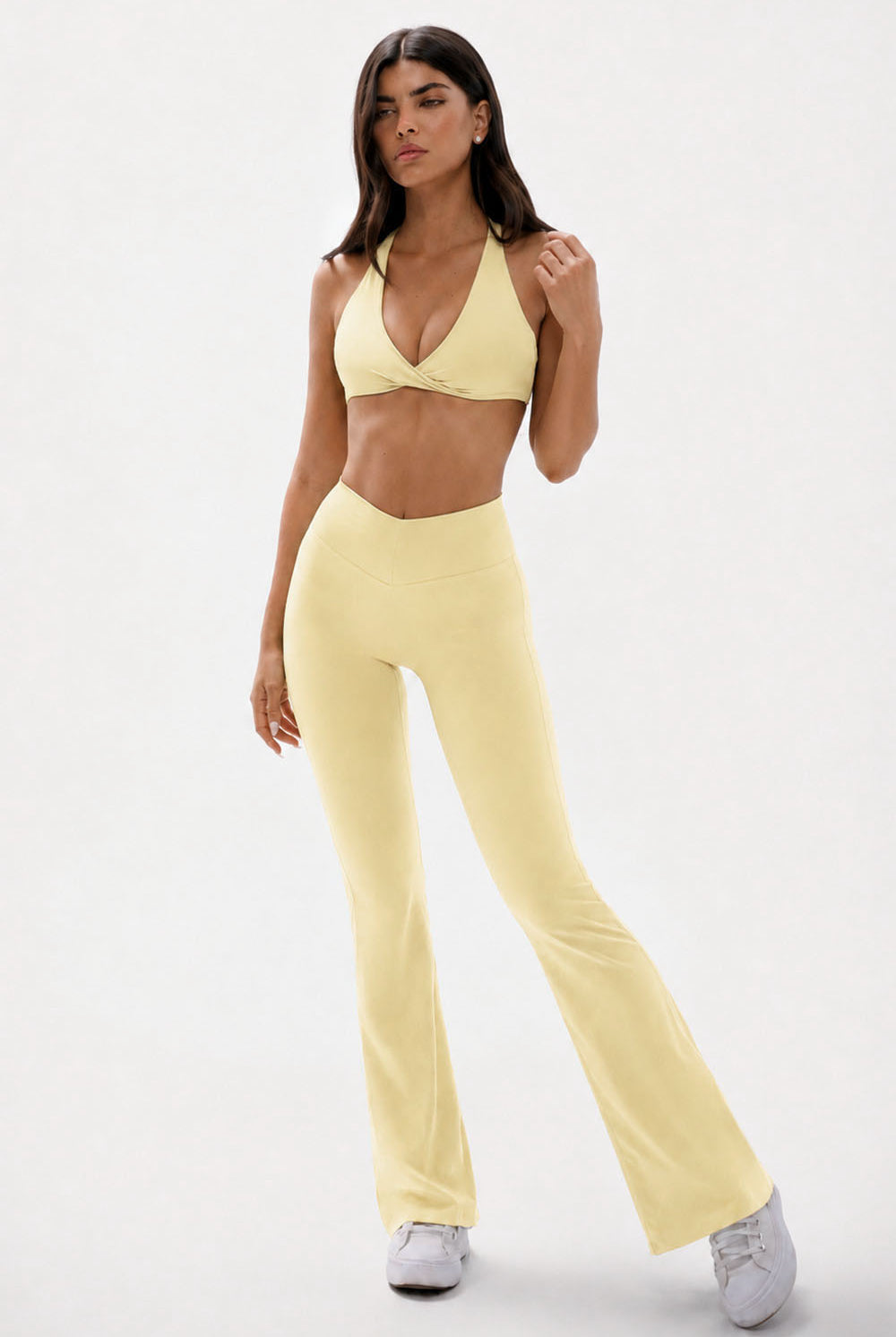 טייץ נשים מתרחב בגזרת V עם כיווצים מחטבים ובטנה כפולה – בד FLOW נושם ונמתח, זמין בגזרות Regular ו-Tall מבית VLIKS