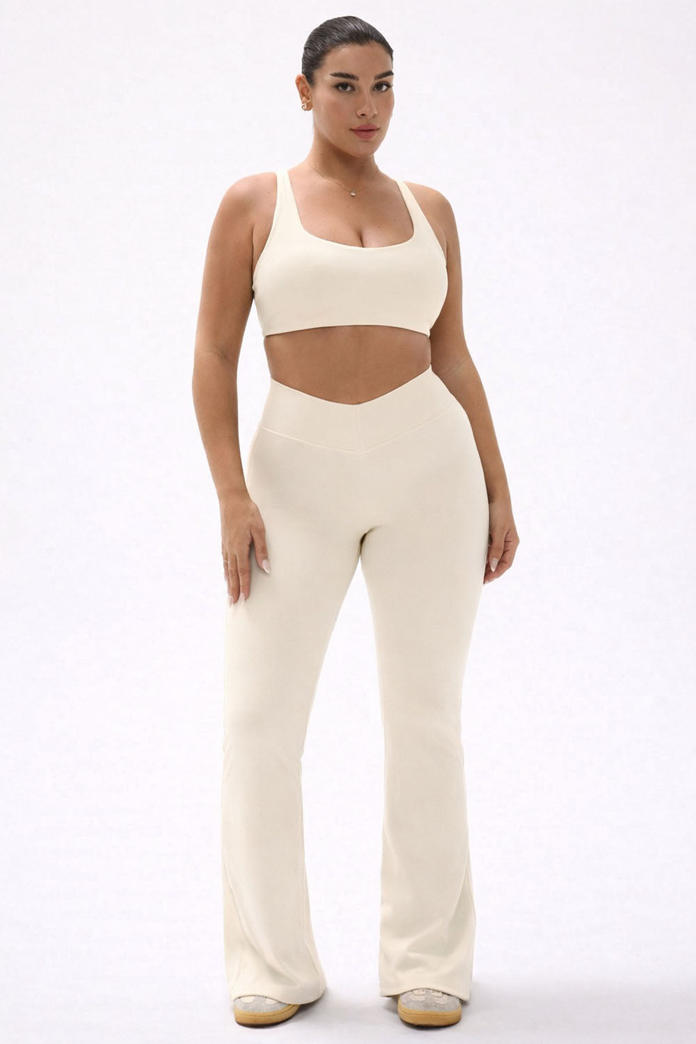 טייץ נשים מתרחב בגזרת V עם כיווצים מחטבים ובטנה כפולה – בד FLOW נושם ונמתח, זמין בגזרות Regular ו-Tall מבית VLIKS