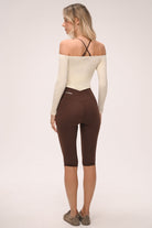 טייץ קאפרי מחטב לנשים בגזרת וי עם מותן גבוהה ומראה ספורט שיק.