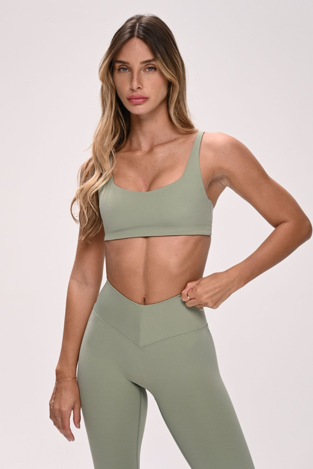 חזיית ספורט PUSH UP לנשים בגזרה צמודה עם כתפיות מתכווננות – בד FLOW מחטב ונושם, מושלמת לאימון ולשימוש יומיומי מבית VLIKS