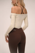 חולצת off shoulder ארוכה לנשים בגזרת ספורט מחמיאה ומראה אלגנטי.