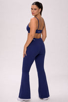 טייץ נשים מתרחב בגזרת V עם כיווצים מחטבים ובטנה כפולה – בד FLOW נושם ונמתח, זמין בגזרות Regular ו-Tall מבית VLIKS