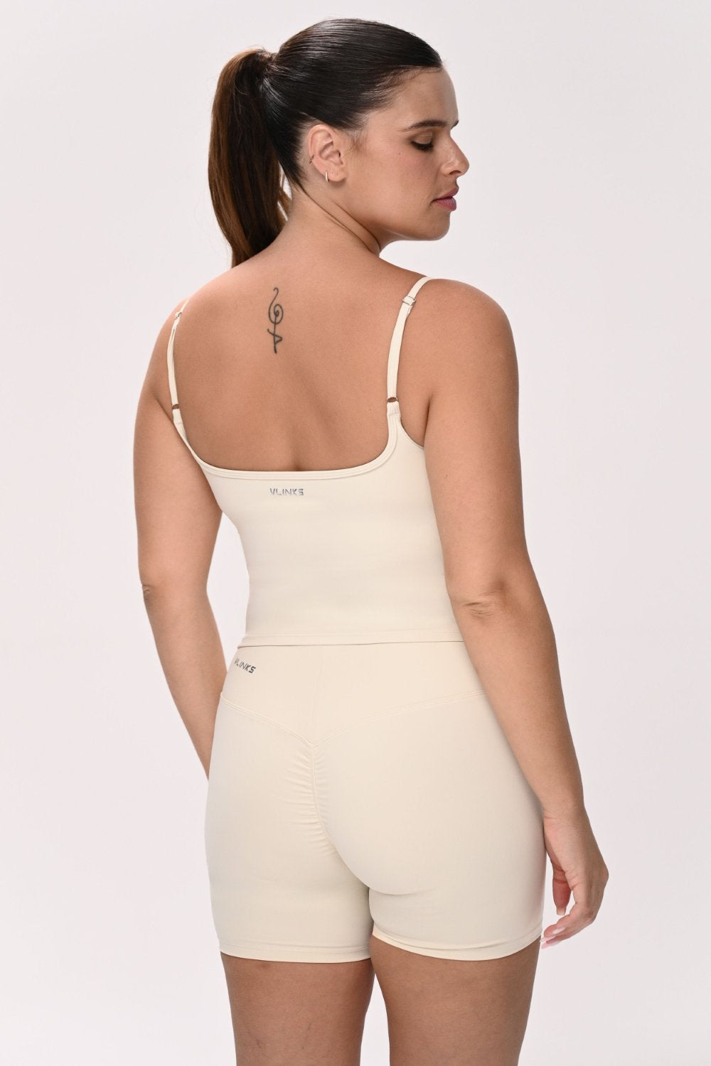 גופיית Sculpted Tank לנשים בגזרה מחטבת עם רצועות כתפיים מתכווננות – עשויה מבד FLOW נושם ואלסטי, מתאימה לאימון וליום־יום מבית VLIKS