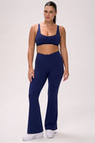 טייץ נשים מתרחב בגזרת V עם כיווצים מחטבים ובטנה כפולה – בד FLOW נושם ונמתח, זמין בגזרות Regular ו-Tall מבית VLIKS