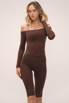 חולצת off shoulder ארוכה לנשים בגזרת ספורט מחמיאה ומראה אלגנטי.