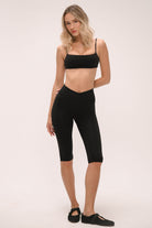 טייץ קאפרי מחטב לנשים בגזרת וי עם מותן גבוהה ומראה ספורט שיק.