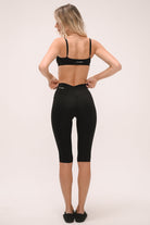 טייץ קאפרי מחטב לנשים בגזרת וי עם מותן גבוהה ומראה ספורט שיק.