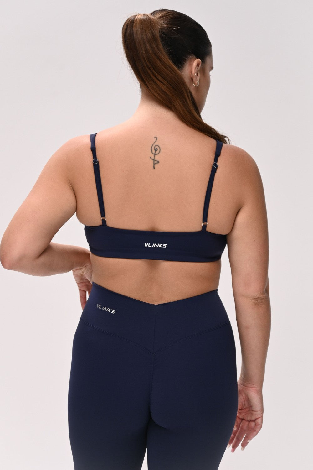 חזיית ספורט PUSH UP לנשים בגזרה צמודה עם כתפיות מתכווננות – בד FLOW מחטב ונושם, מושלמת לאימון ולשימוש יומיומי מבית VLIKS