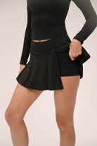 חצאית אקטיב לנשים עם שורט פנימי מובנה ושני כיסים צדדיים