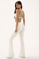 טייץ נשים מתרחב בגזרת V עם כיווצים מחטבים ובטנה כפולה – בד FLOW נושם ונמתח, זמין בגזרות Regular ו-Tall מבית VLIKS