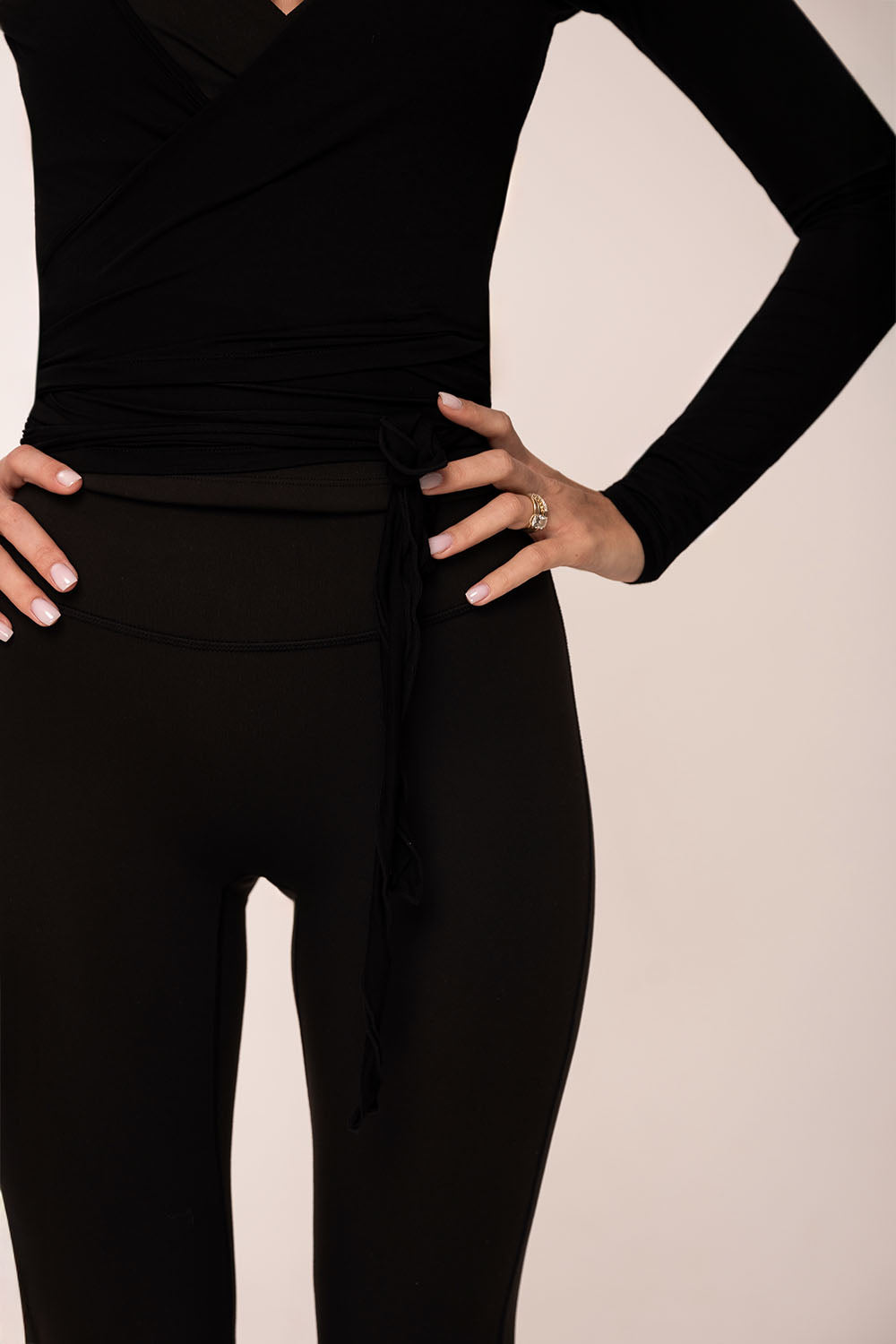 טופ מעטפת לנשים מבד רך ונעים ללבישה מעל חזיית ספורט