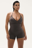 שורט V Scrunch לנשים מבד FLOW מחטב ונושם מבית Vlinks – גזרה גבוהה עם כיווץ אחורי מחמיא, מתאים לאימוני כושר ולשימוש יומיומי