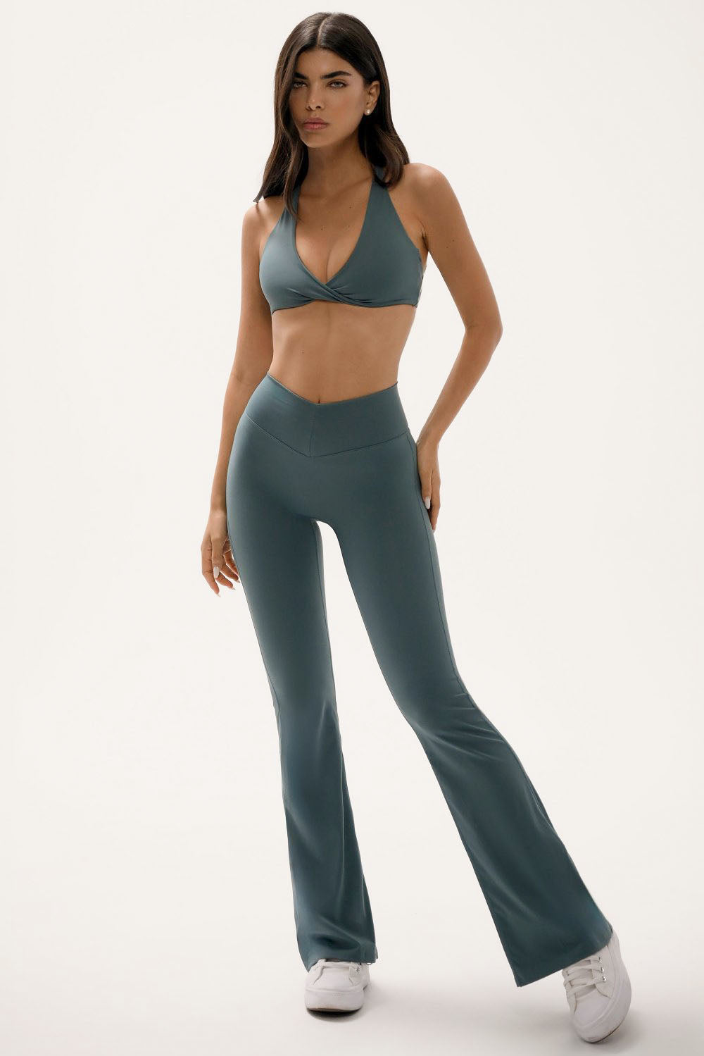 טייץ נשים מתרחב בגזרת V עם כיווצים מחטבים ובטנה כפולה – בד FLOW נושם ונמתח, זמין בגזרות Regular ו-Tall מבית VLINKS