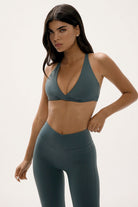 חזיית ספורט CROSS לנשים מבד FLOW מחטב ונושם מבית Vlinks – גזרת וי עמוק עם בטנה כפולה וכריות ריפוד נשלפות, מתאימה לכל סוגי האימונים ולשימוש יומיומי