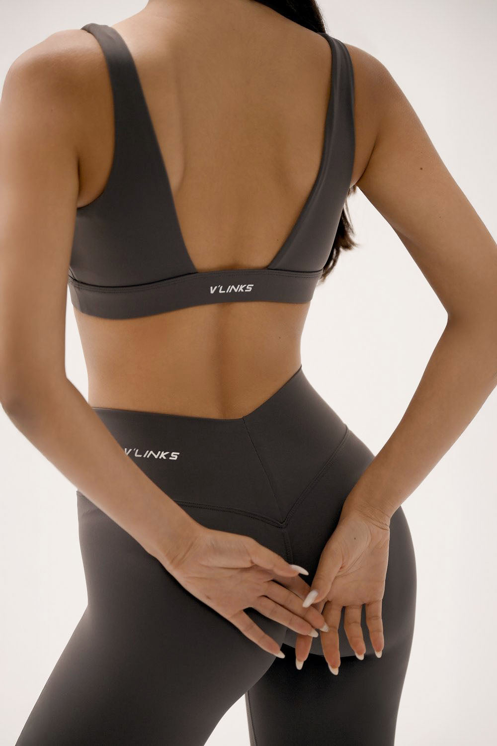 טופ ספורט לנשים בגזרת וי עמוק מבד FLOW מחטב ונושם מבית Vlinks – עם בטנה כפולה וכריות ריפוד נשלפות, מתאים לכל סוגי האימונים וללבוש יומיומי