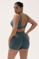 שורט V Scrunch לנשים מבד FLOW מחטב ונושם מבית Vlinks – גזרה גבוהה עם כיווץ אחורי מחמיא, מתאים לאימוני כושר ולשימוש יומיומי