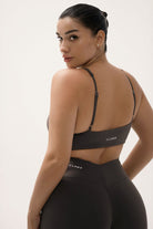 שורט V Scrunch לנשים מבד FLOW מחטב ונושם מבית Vlinks – גזרה גבוהה עם כיווץ אחורי מחמיא, מתאים לאימוני כושר ולשימוש יומיומי