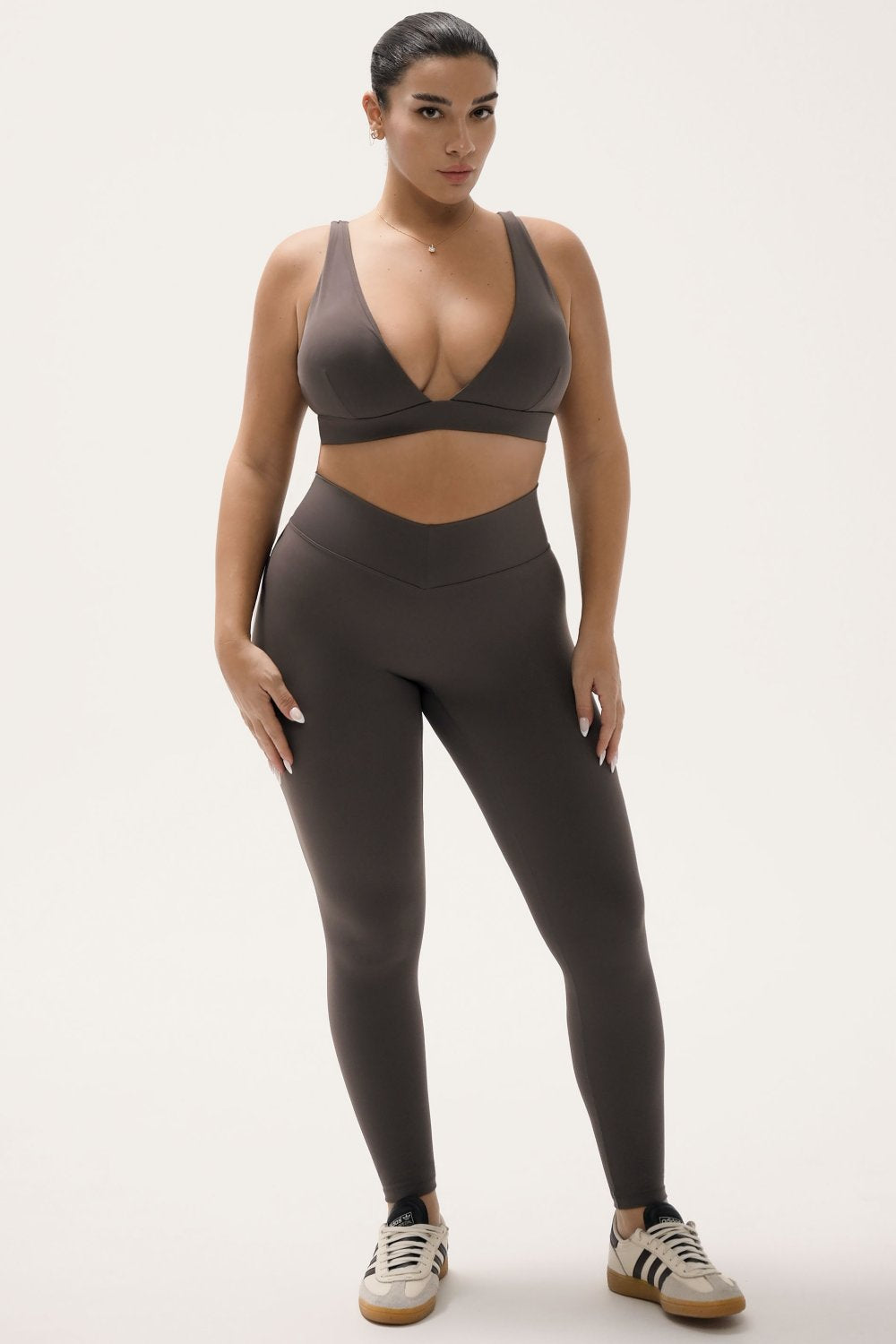 טייץ V Scrunch לנשים מבד FLOW נושם ומחטב מבית Vlinks – גזרה גבוהה עם כיווץ אחורי מחמיא ובטנה כפולה לחיטוב בטן, מתאים לאימוני כושר וללבוש יומיומי