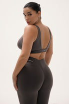 טופ ספורט לנשים בגזרת וי עמוק מבד FLOW מחטב ונושם מבית Vlinks – עם בטנה כפולה וכריות ריפוד נשלפות, מתאים לכל סוגי האימונים וללבוש יומיומי