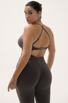 חזיית ספורט CROSS לנשים מבד FLOW מחטב ונושם מבית Vlinks – גזרת וי עמוק עם בטנה כפולה וכריות ריפוד נשלפות, מתאימה לכל סוגי האימונים ולשימוש יומיומי