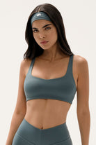 סרט לשיער לנשים מבד FLOW נושם, רך וגמיש מבית Vlinks – בעיצוב נשי ומדויק למראה ספורט־שיק, מתאים לאימון ולשימוש יומיומי