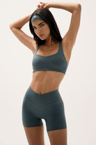 חזיית ספורט PUSH UP DESERT לנשים מבד FLOW מחטב ונושם מבית Vlinks – גזרה צמודה עם בטנה כפולה וכתפיות מתכווננות לנוחות והתאמה מושלמת, מתאימה לכל סוגי האימונים ולשימוש יומיומי