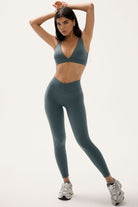 טייץ V Scrunch לנשים מבד FLOW נושם ומחטב מבית Vlinks – גזרה גבוהה עם כיווץ אחורי מחמיא ובטנה כפולה לחיטוב בטן, מתאים לאימוני כושר וללבוש יומיומי