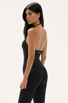 גופיית קרופ Contour Collar לנשים מבד FLOW מחטב ונושם מבית Vlinks – עם צווארון מובנה מחמיא וקאפים נשלפים לנוחות, מתאימה לאימון, ליום־יום או למראה קז'ואלי