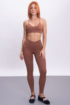 טייץ בגזרה גבוהה עם חיתוך וי מחטב וכיווץ אחורי, עשוי בד סטרצ' נושם וגמיש - מתאים לאימוני כוח, יוגה ולשימוש יומיומי.