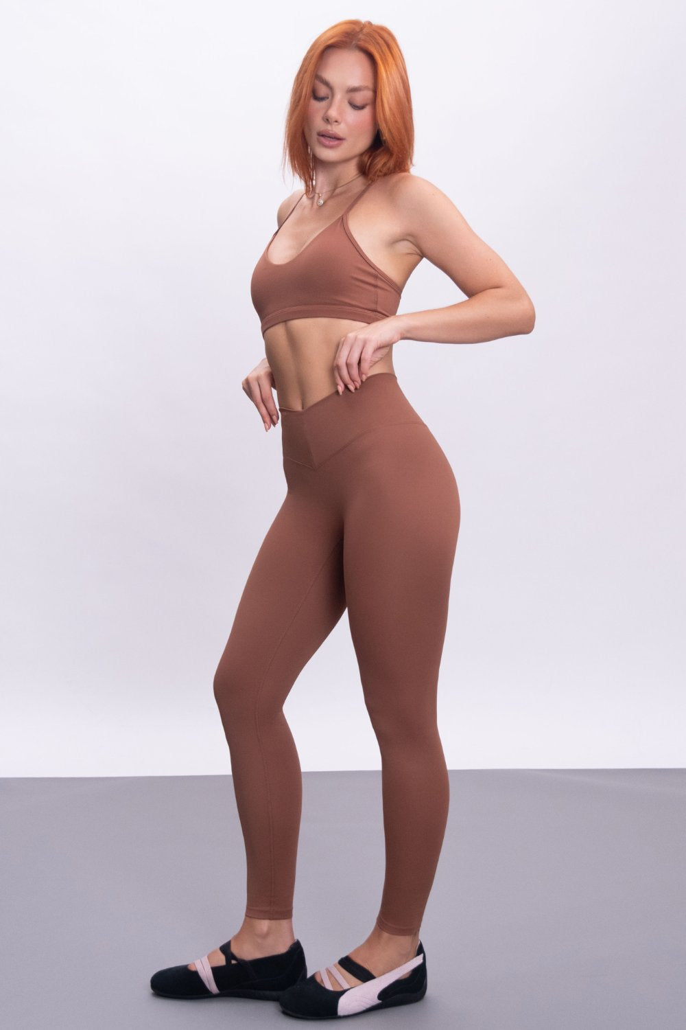 טייץ בגזרה גבוהה עם חיתוך וי מחטב וכיווץ אחורי, עשוי בד סטרצ' נושם וגמיש - מתאים לאימוני כוח, יוגה ולשימוש יומיומי.