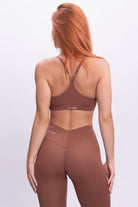 חזיית ספורט כחולה עם רצועות דקות ומתכווננות, מבד סטרצ' FLOW מחטב ונושם, בגזרת Lounge