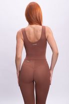 גופיית ספורט לנשים עם כתפיות רחבות, בגזרה מחטבת ונוחה, עשויה מבד FLOW רך, אלסטי ונושם. מתאימה לאימוני כושר, יוגה וללבישה יומיומית – שילוב של תמיכה, נוחות וסטייל.