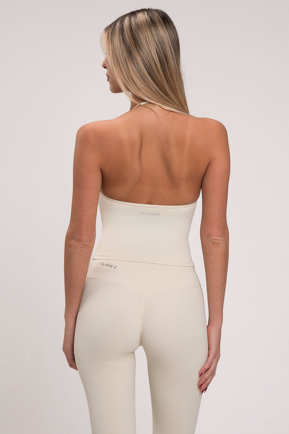 גופיית קרופ Contour Collar לנשים מבד FLOW מחטב ונושם מבית Vlinks – עם צווארון מובנה מחמיא וקאפים נשלפים לנוחות, מתאימה לאימון, ליום־יום או למראה קז'ואלי