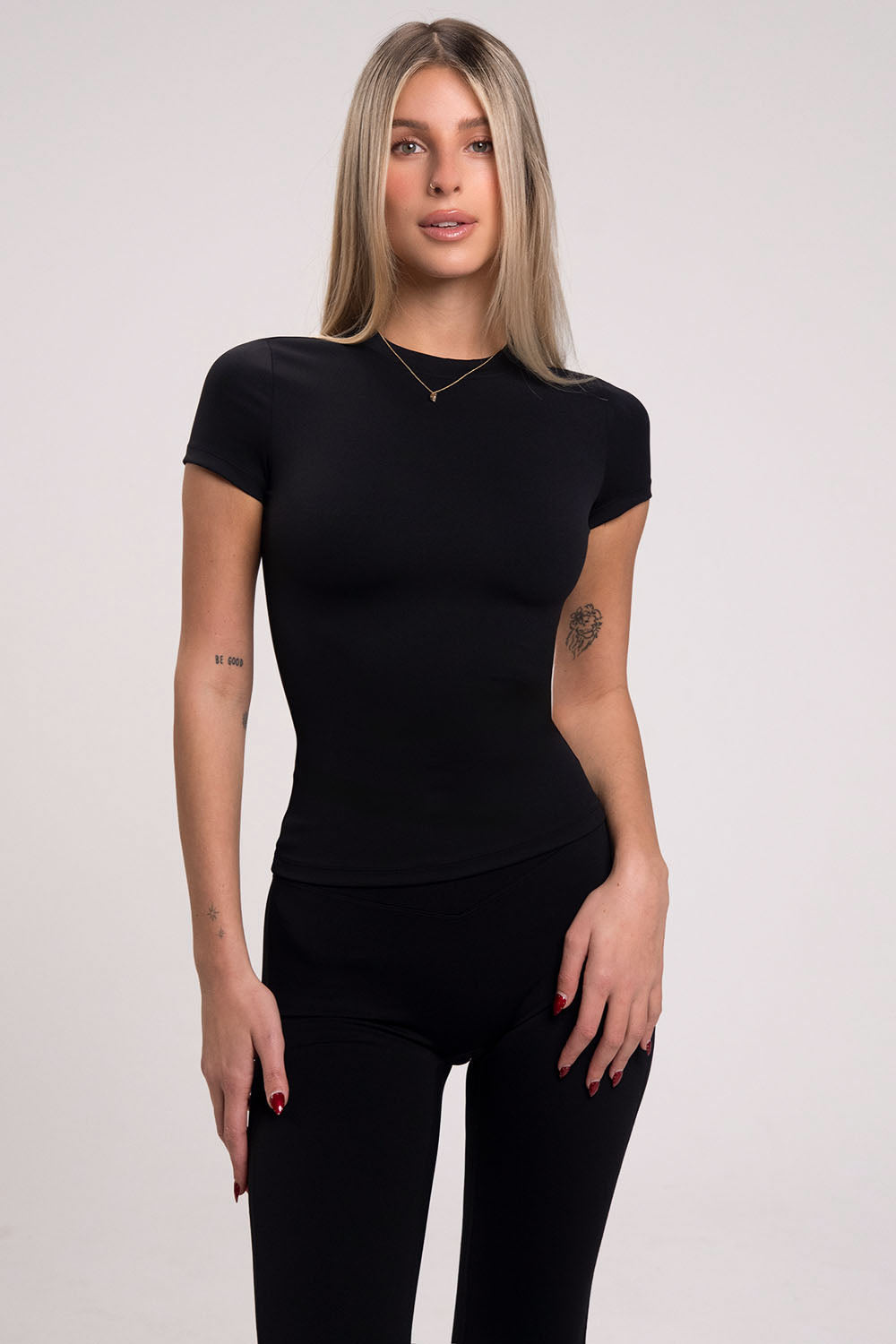 חולצת טי צמודה מחטבת לנשים, בד אלסטי נעים למגע במראה חלק ואחיד מבית VLINKS