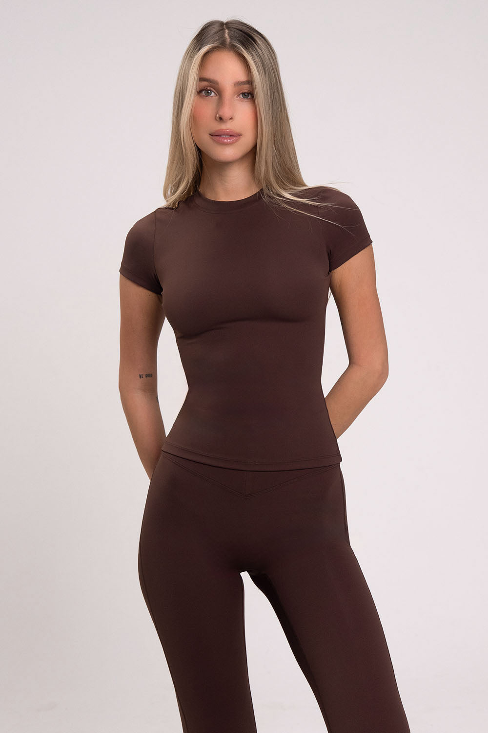 חולצת טי צמודה מחטבת לנשים, בד אלסטי נעים למגע במראה חלק ואחיד מבית VLINKS