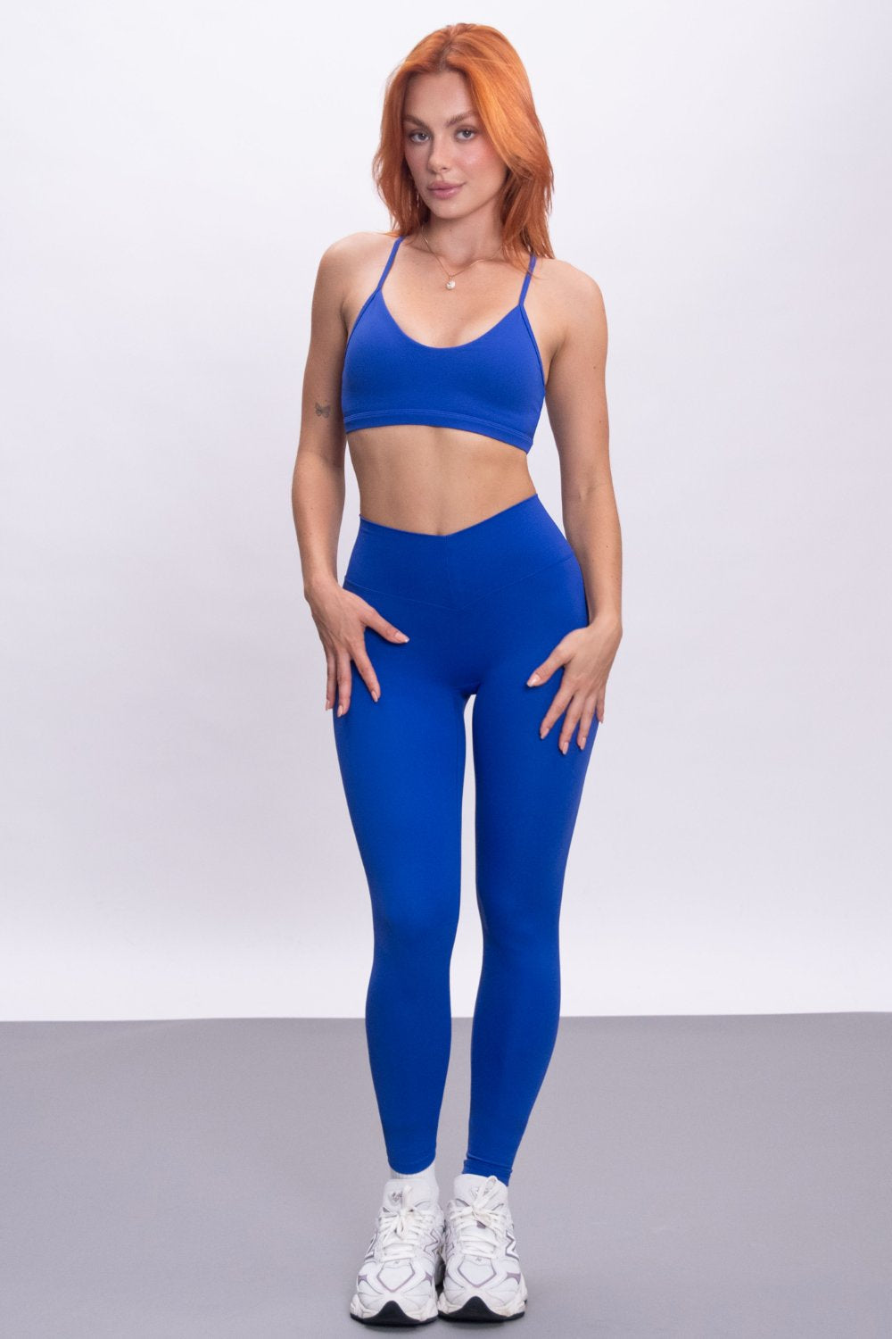 טייץ בגזרה גבוהה עם חיתוך וי מחטב וכיווץ אחורי, עשוי בד סטרצ' נושם וגמיש - מתאים לאימוני כוח, יוגה ולשימוש יומיומי.