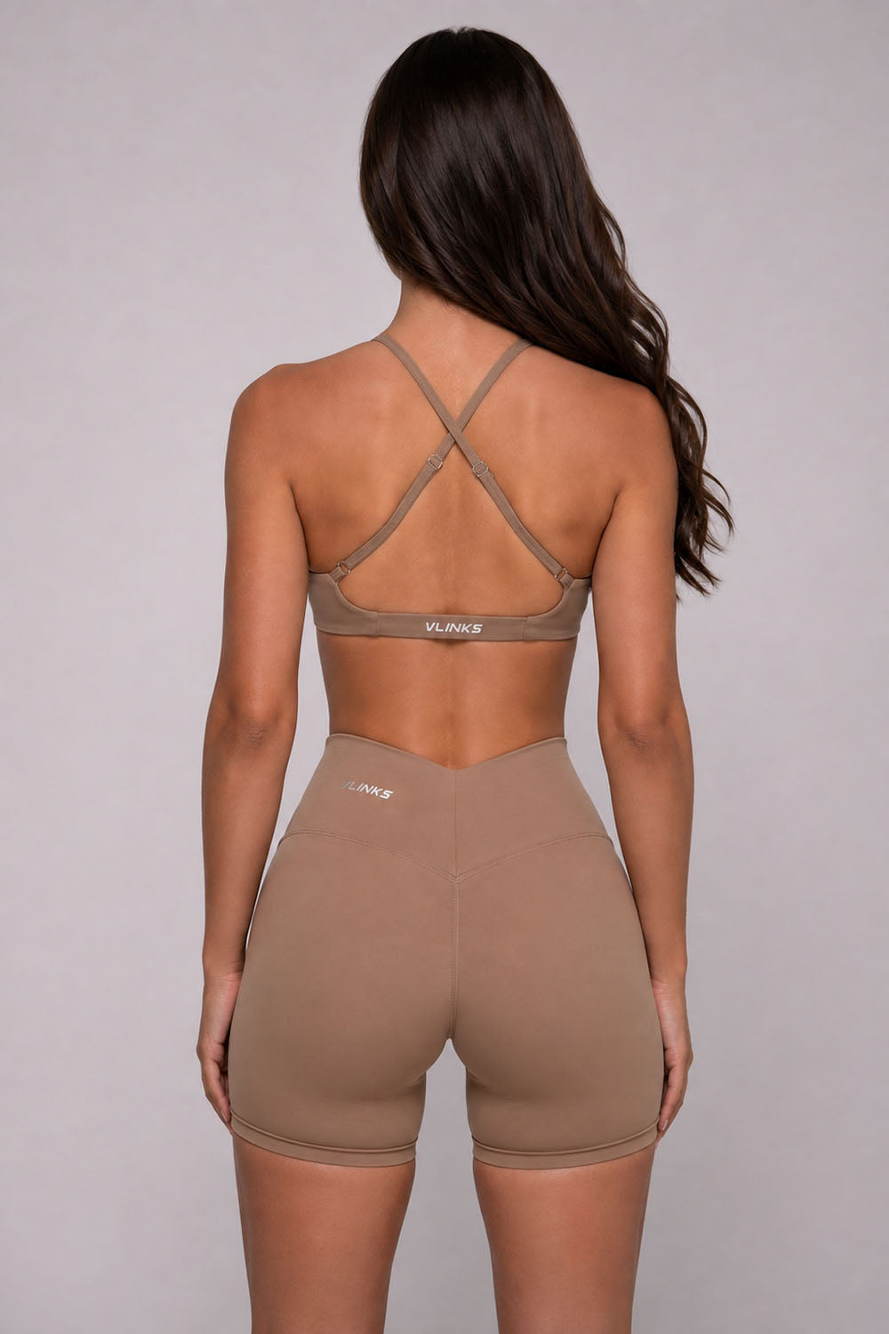 שורט V Scrunch לנשים מבד FLOW מחטב ונושם מבית Vlinks – גזרה גבוהה עם כיווץ אחורי מחמיא, מתאים לאימוני כושר ולשימוש יומיומי