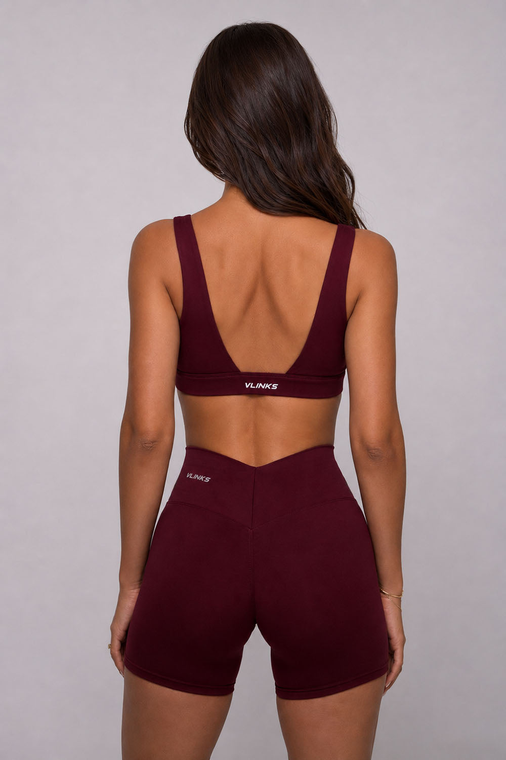שורט V Scrunch לנשים מבד FLOW מחטב ונושם מבית Vlinks – גזרה גבוהה עם כיווץ אחורי מחמיא, מתאים לאימוני כושר ולשימוש יומיומי