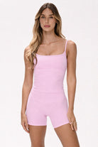 גופיית Sculpted Tank לנשים בגזרה מחטבת עם רצועות כתפיים מתכווננות – עשויה מבד FLOW נושם ואלסטי, מתאימה לאימון וליום־יום מבית VLIKS