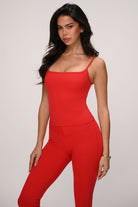גופיית Sculpted Tank לנשים בגזרה מחטבת עם רצועות כתפיים מתכווננות – עשויה מבד FLOW נושם ואלסטי, מתאימה לאימון וליום־יום מבית VLIKS