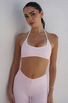 Mini Bra Duo - חזיית ספורט לנשים עם עיצוב קונטרסט, כתפיות דקות, גב פתוח, קאפים נשלפים ובד מחטב וגמיש, מתאימה לאימוני כושר, פילאטיס, יוגה וללבוש יומיומי.