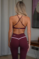 Cross Bra Duo - חזיית ספורט לנשים עם גזרת V עמוקה, עיצוב קונטרסט, קאפים נשלפים ובד מחטב וגמיש, מתאימה לאימוני כושר, פילאטיס, יוגה וללבוש יומיומי.