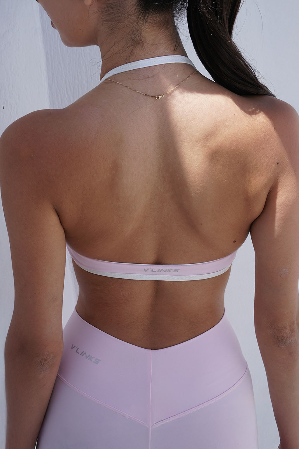 Mini Bra Duo - חזיית ספורט לנשים עם עיצוב קונטרסט, כתפיות דקות, גב פתוח, קאפים נשלפים ובד מחטב וגמיש, מתאימה לאימוני כושר, פילאטיס, יוגה וללבוש יומיומי.