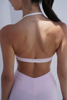 Mini Bra Duo - חזיית ספורט לנשים עם עיצוב קונטרסט, כתפיות דקות, גב פתוח, קאפים נשלפים ובד מחטב וגמיש, מתאימה לאימוני כושר, פילאטיס, יוגה וללבוש יומיומי.