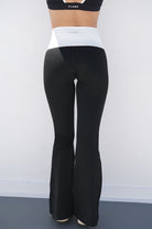 טייץ פדלפון Contrast Foldover Flare לנשים עם חגורת Foldover מתקפלת בקונטרסט לבן, גזרה מחמיאה ובד רך במגע קטיפתי מבית VLINKS