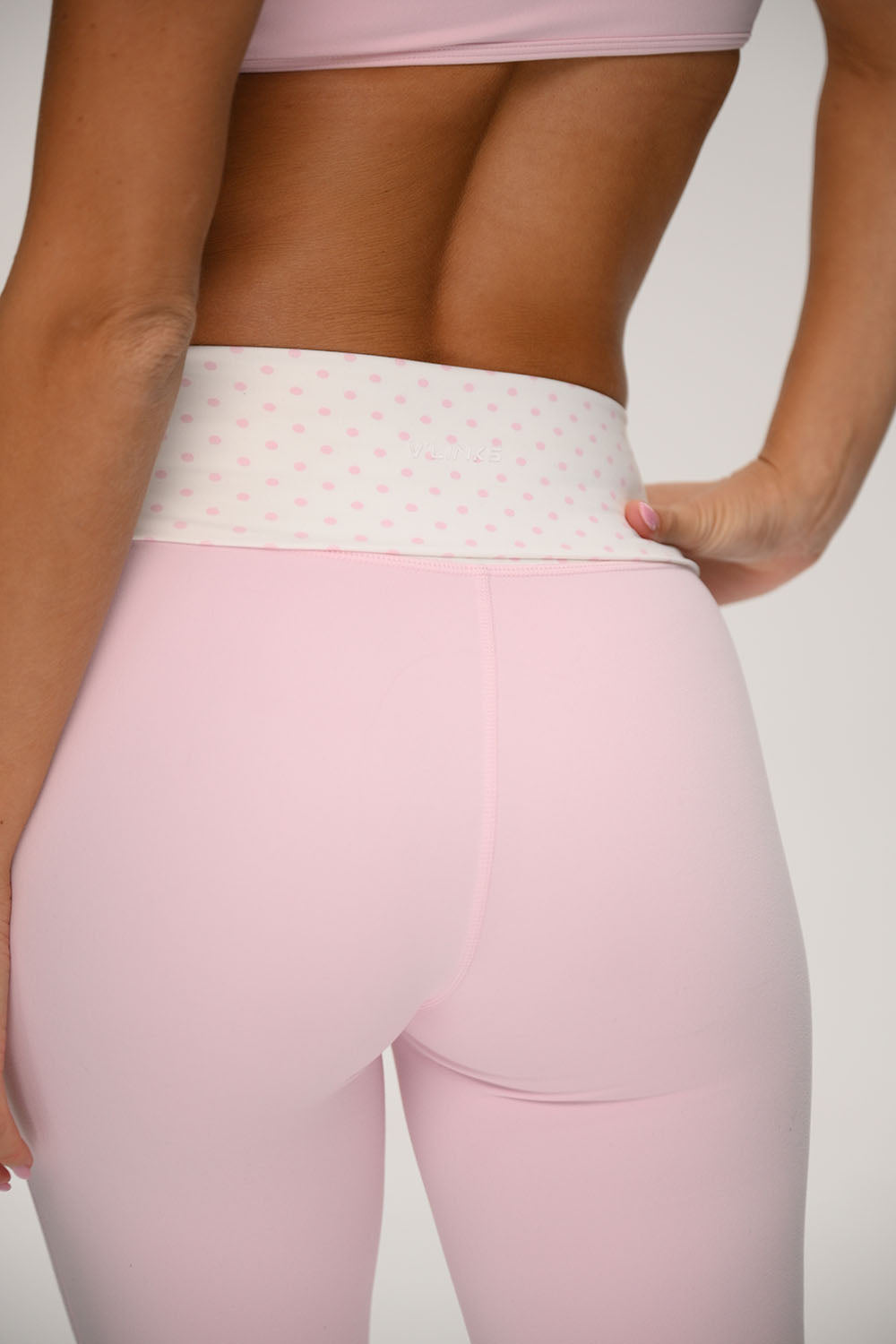 טייץ מתקפל Folded Flare Polka Dot של Vlinks בגזרה מתרחבת עם חגורת מותן מתקפלת בהדפס נקודות.