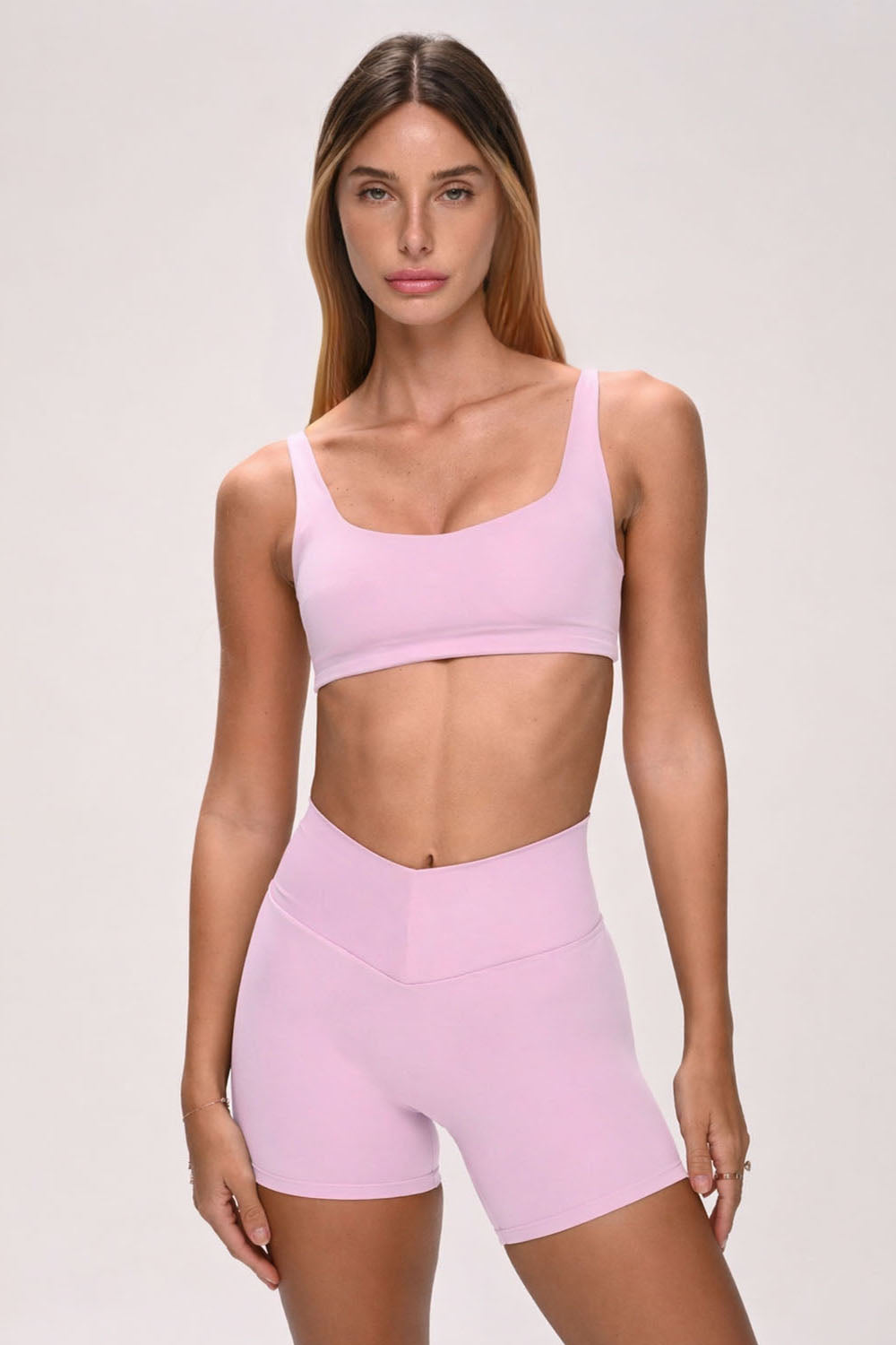 חזיית ספורט PUSH UP לנשים בגזרה צמודה עם כתפיות מתכווננות – בד FLOW מחטב ונושם, מושלמת לאימון ולשימוש יומיומי מבית VLIKS