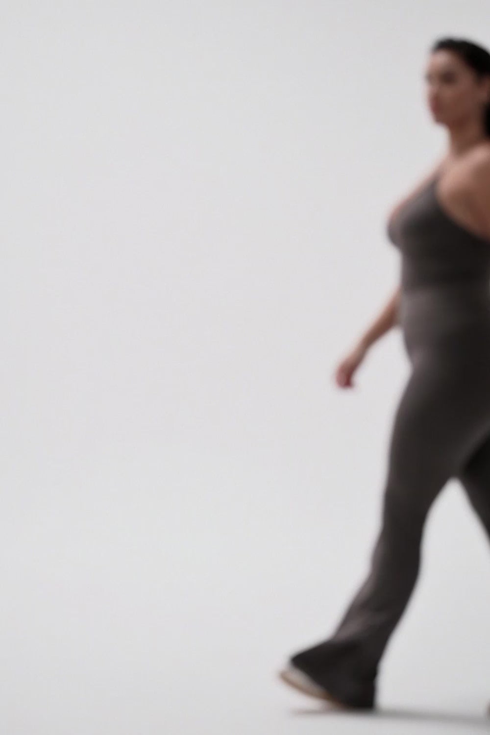 טייץ נשים מתרחב בגזרת V עם כיווצים מחטבים ובטנה כפולה – בד FLOW נושם ונמתח, זמין בגזרות Regular ו-Tall מבית VLINKS